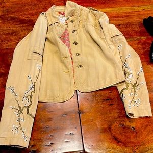 Da-Nang jacket fits like a small